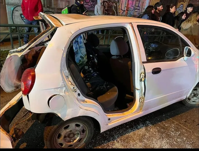 Vehiculo impactado en carrera clandestina