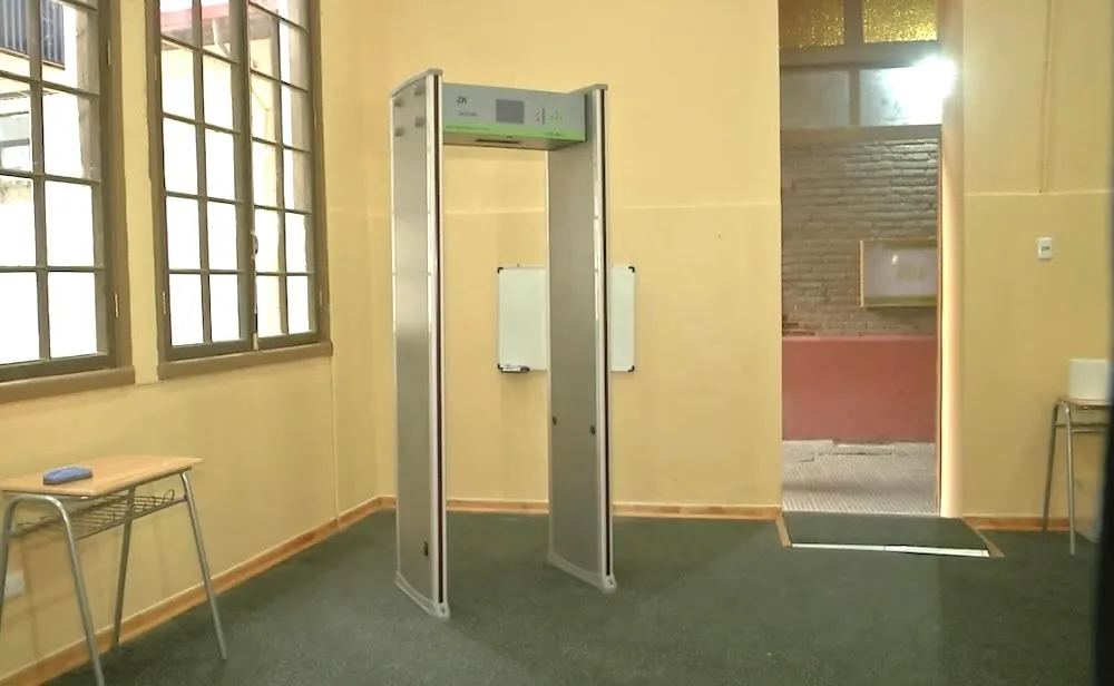 Detector de metales en establecimiento educacional