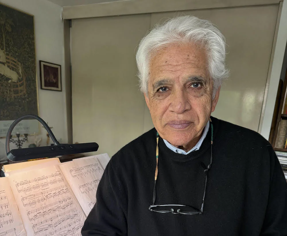 FOTO ROBERTO BRAVO EN SU CASA