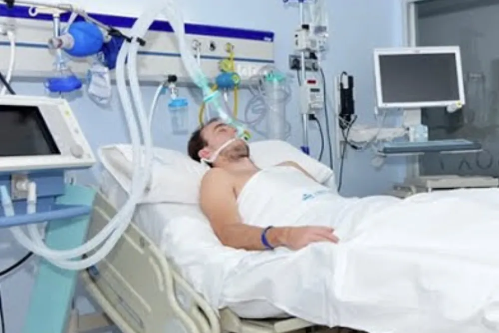 Hombre intubado - fotografia referencial