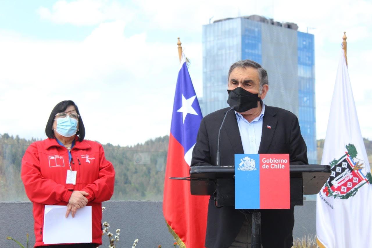 Intendente Víctor Manoli y seremi de Salud.