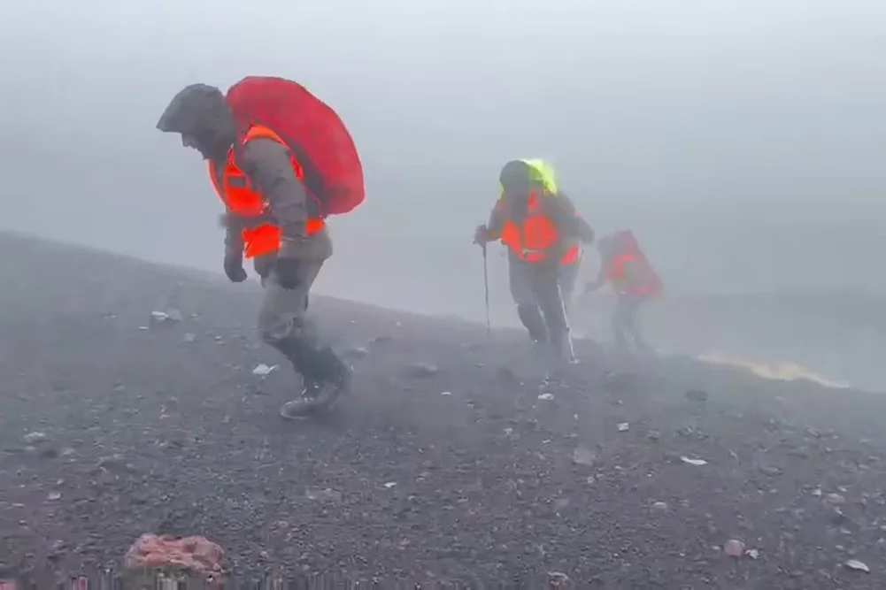 Encuentran con vida a turista argentino extraviado en volcan Lonquimay