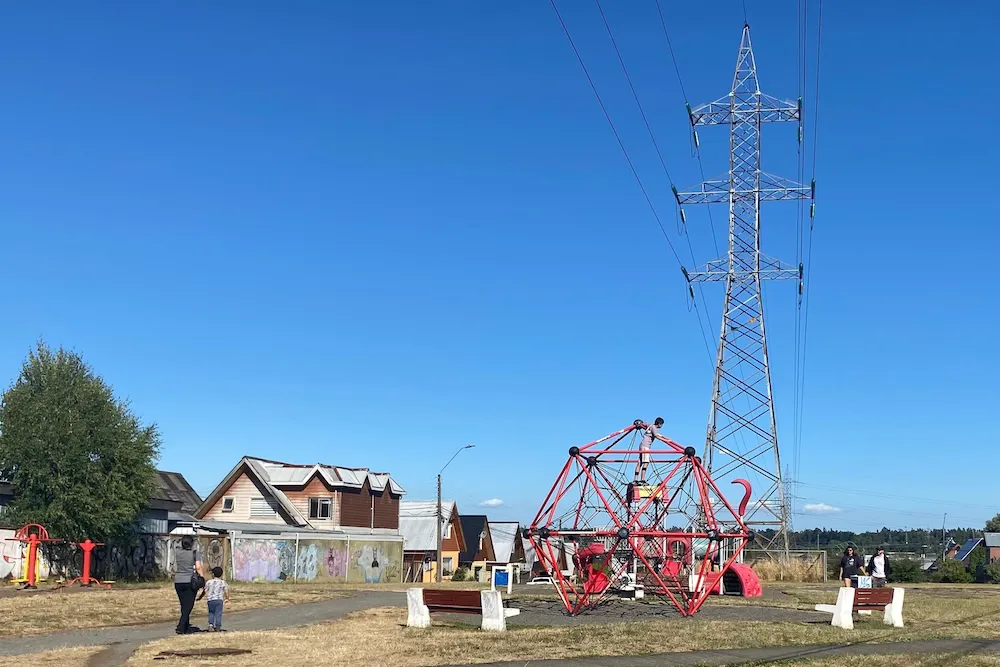 Juegos infantiles bajo lineas de alta tension