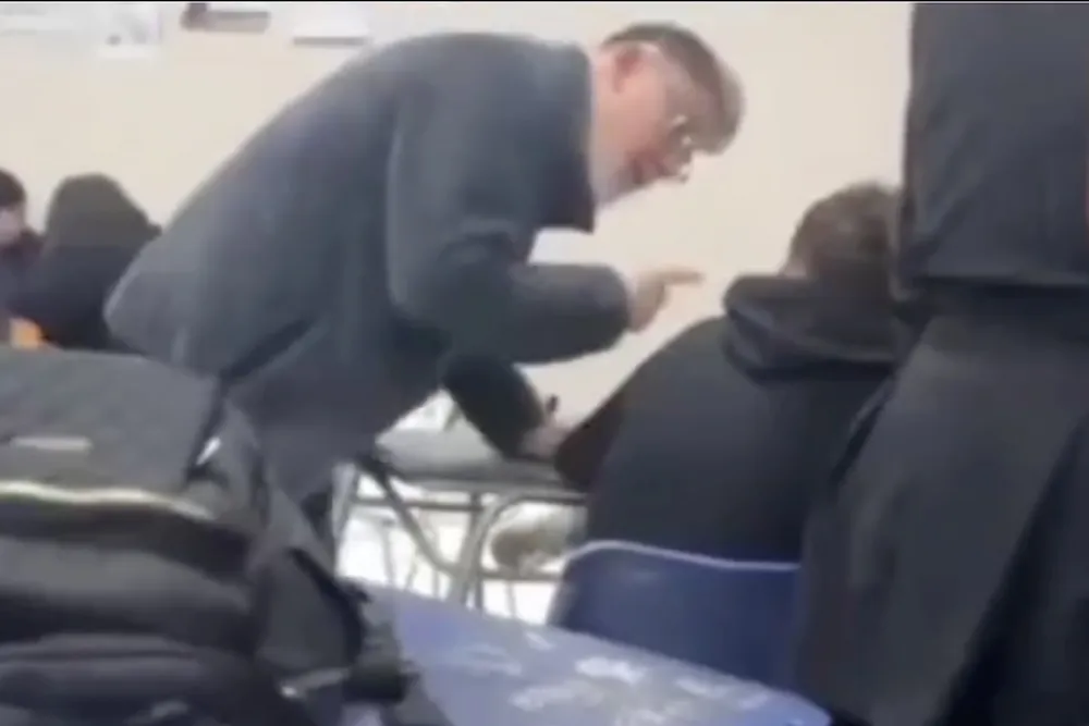 Profesor grita enfurecidamente a estudiante por defender a Pinochet