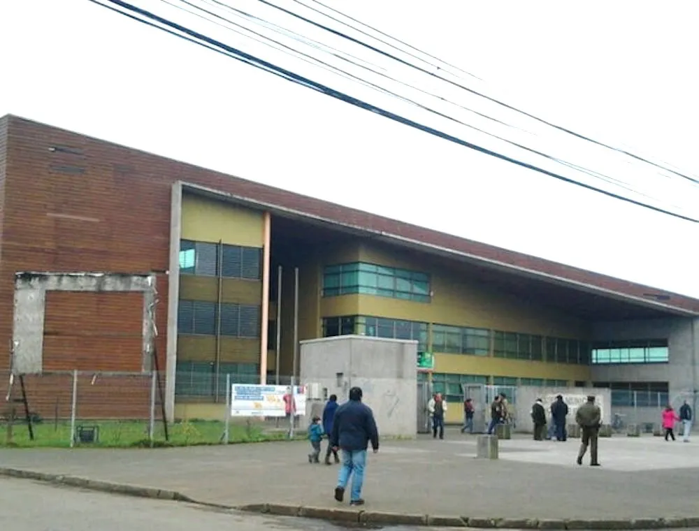 Hombre armado llega a escuela municipal Alonso de Ercilla de Temuco