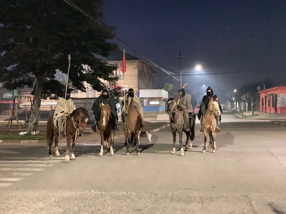 Comuneros llegan a caballo a Ercilla