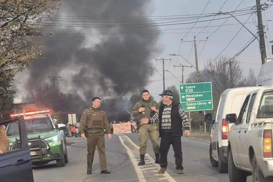 Vecinos se toman ruta Padre Las Casas Cunco por adulto mayor extraviado