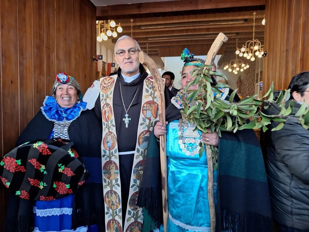 Obispo_mujeres_mapuche