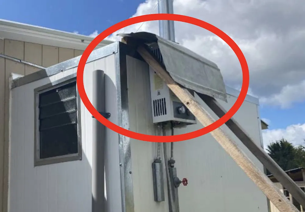 Cafefont tapado con latas en vivienda de Cholchol