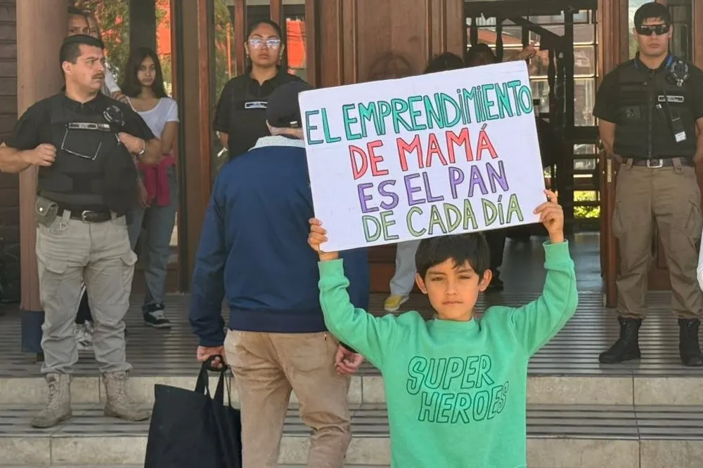 Vecinos de Lican Ray exigen desocupacion de la plaza