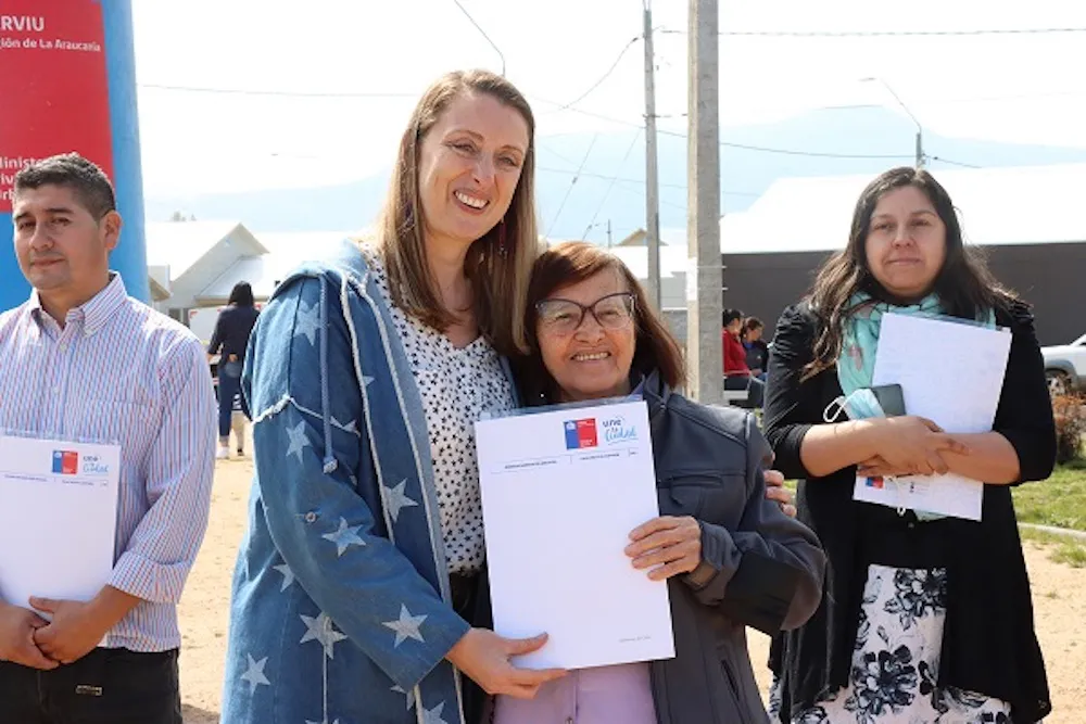 Seremi Ximena Sepulveda entrega escrituras