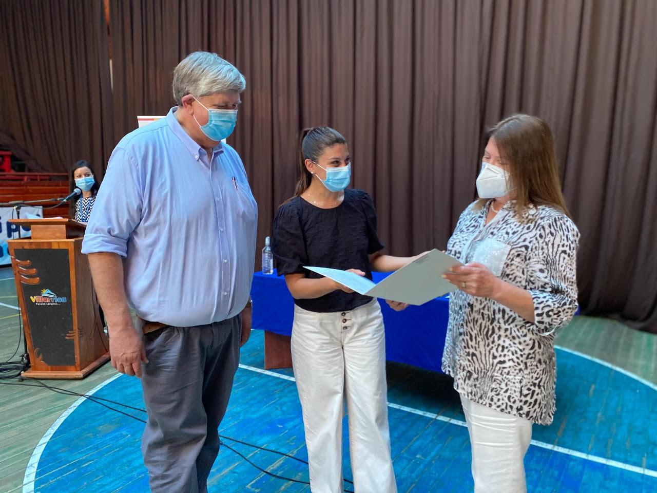 Gobernadora de Cautín entrega de recursos en Villarrica.