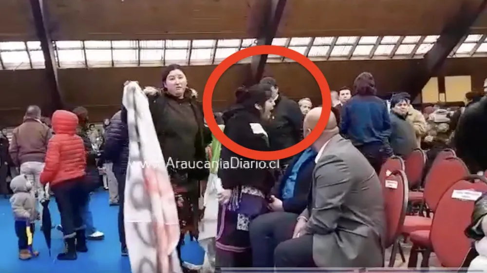 Mujeres agreden concejal Alvaro Queulo