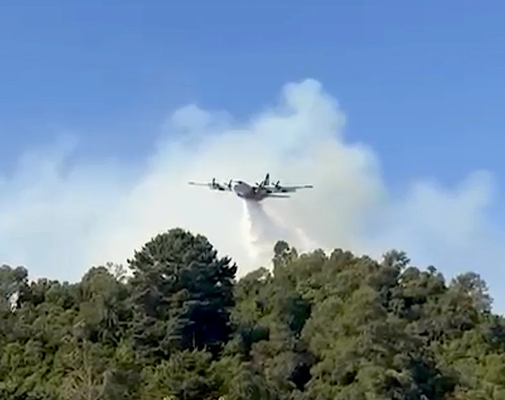 Avion descargando sobre Cerro Nielol