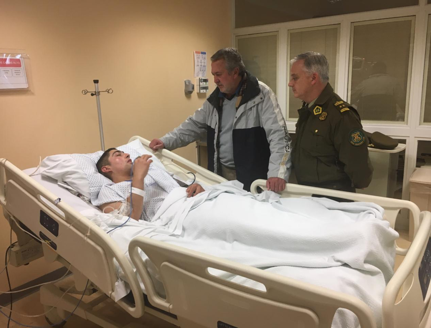 Intendente Jorge Atton visita a carabinero herido