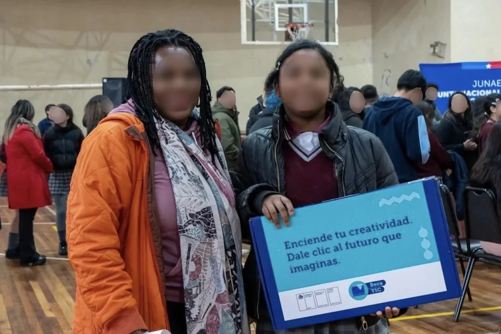 Alumna de Victoria recibe computador JUNAEB - fotografia Municipalidad de Victoria