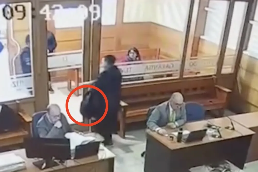 Delincuente hurta mochila de su abogado