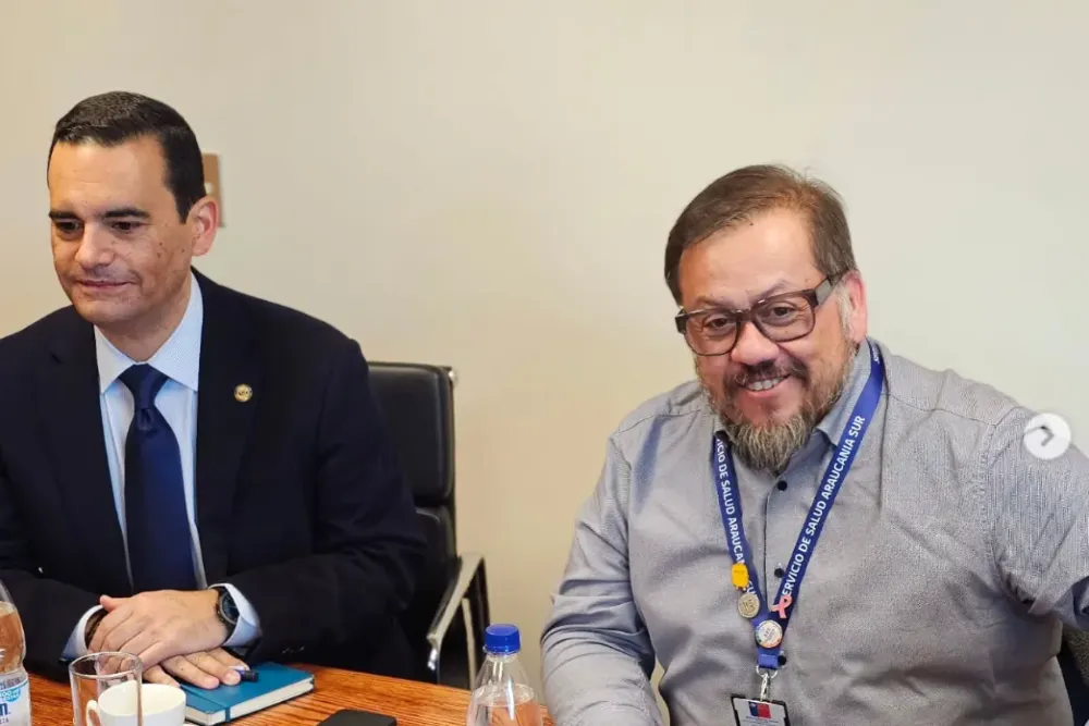 Vladimir Yanez en reunion en la fiscalia regional