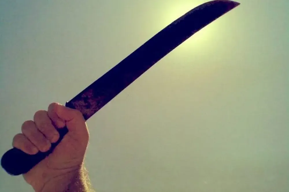 Hombre ataca con machete a un Carabinero