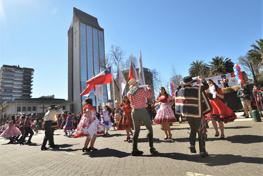 300 parejas bailando cueca