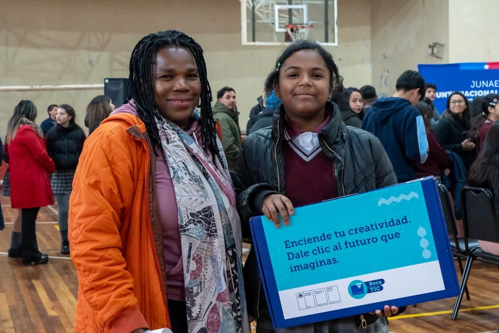 Alumnos de escuelas municipales reciben computadores JUNAEB