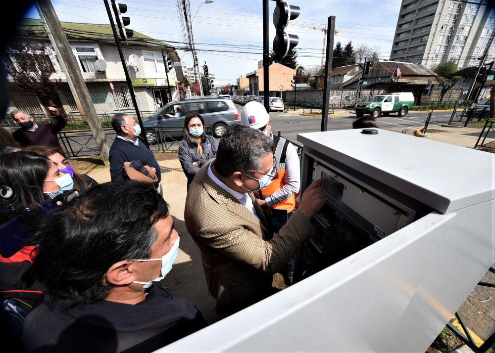 Inauguran funcionamiento de semáforos en cruce de calles Lautaro y Freire