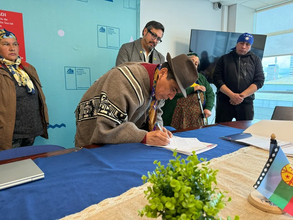 Germán Alarcón Chiguaihuan, de la Comunidad Juan Currin, recibe resolución de aplicabilidad para su comunidad