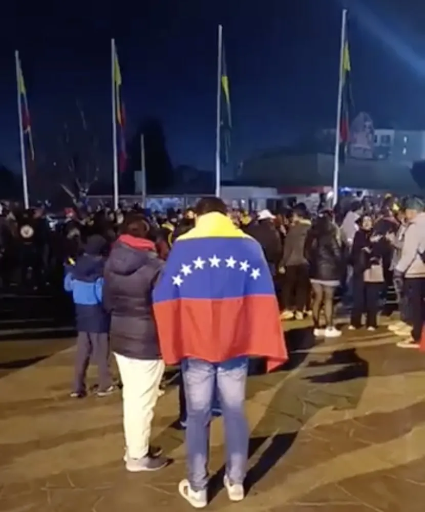 Manifestantes venezolanos en la plaza de Las Banderas en Temuco