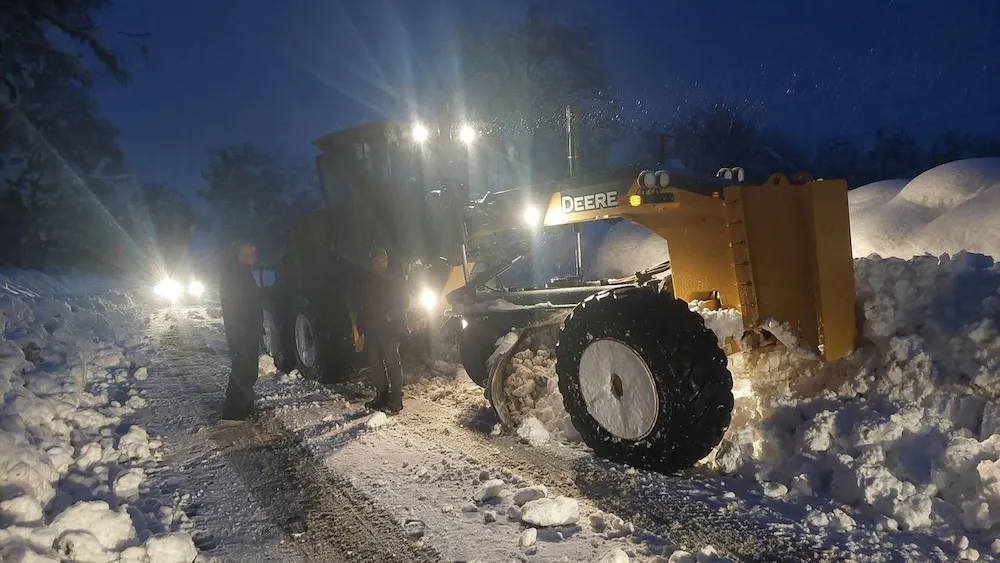 Trabajos nocturnos de despeje de nieve