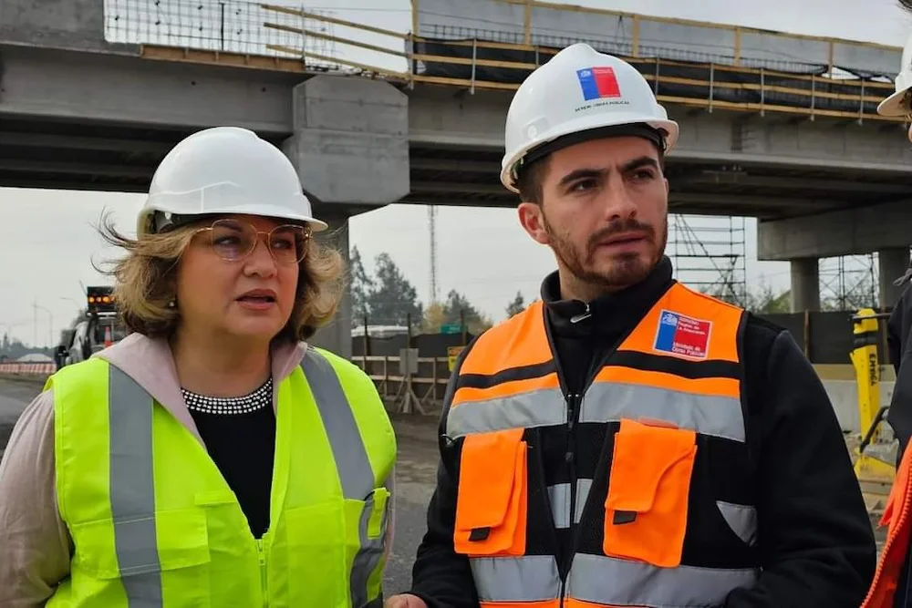 Seremi del MOP Patricio Poza junto a la delegada de Malleco Andrea Parra