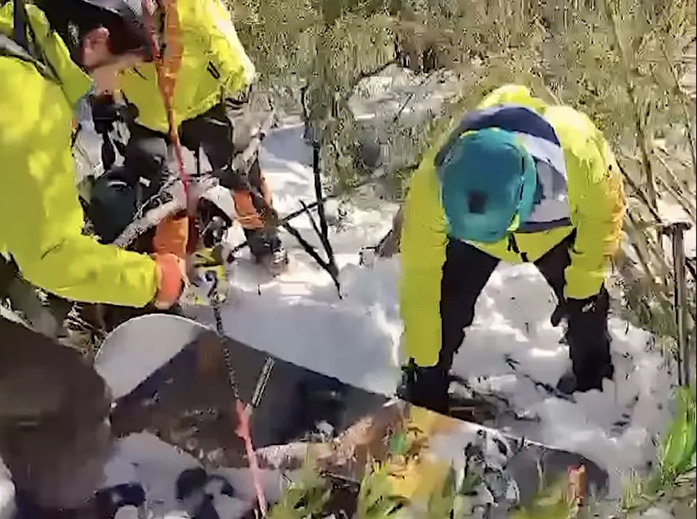 Encuentran tabla de snowboard de Claudio Moreno en volcan Villarrica
