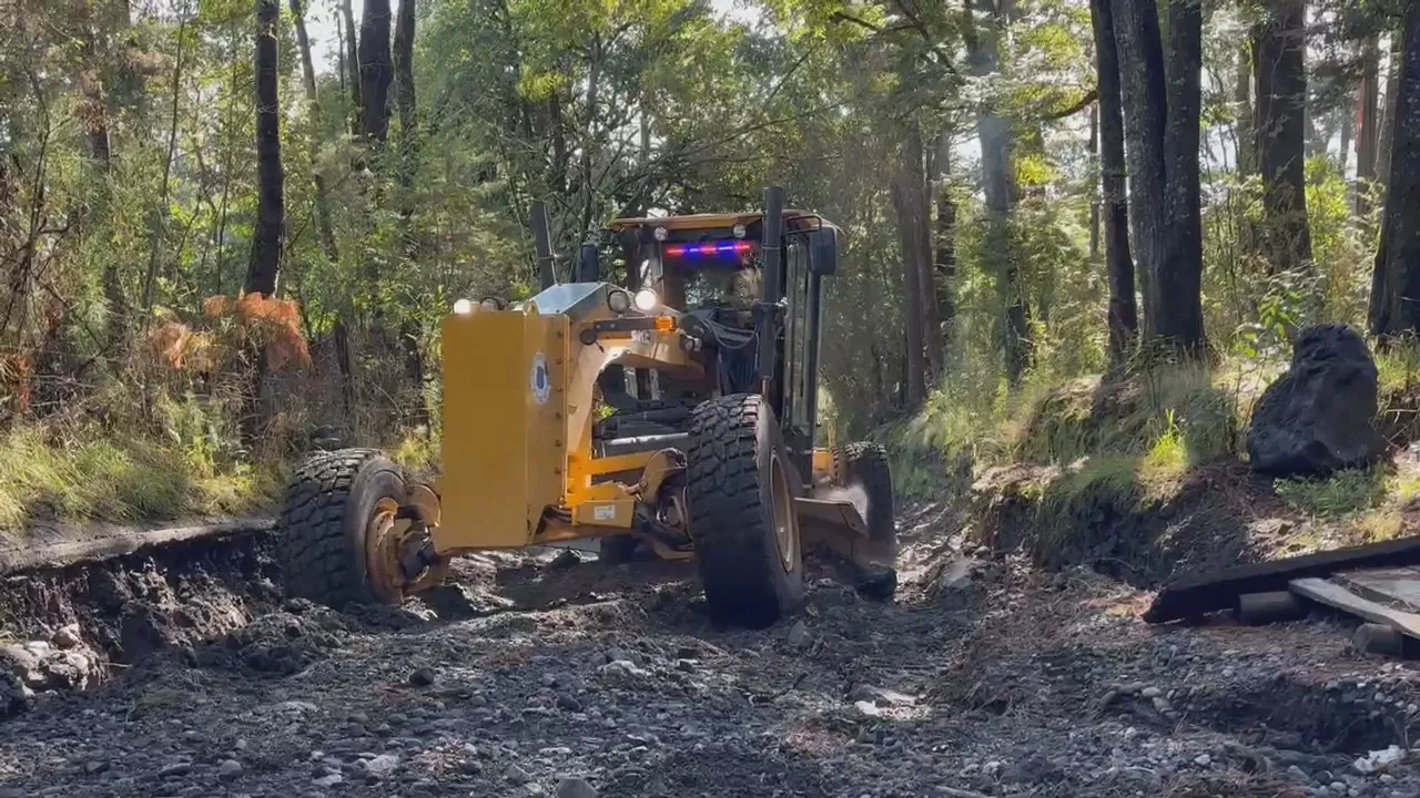 Maquinaria municipal trabajando en Pucon