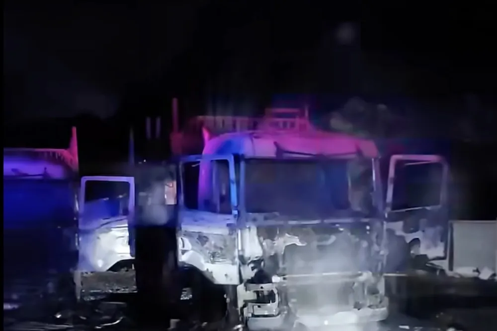 Nuevo atentado en Collipulli - dos camiones quemados 
