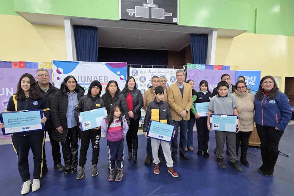 Entrega 2025 de computadores Junaeb en Temuco - escuelas municipales