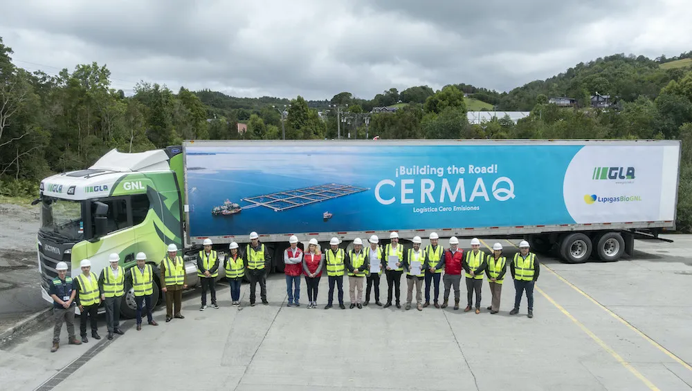 Camión y equipo que realizará el viaje