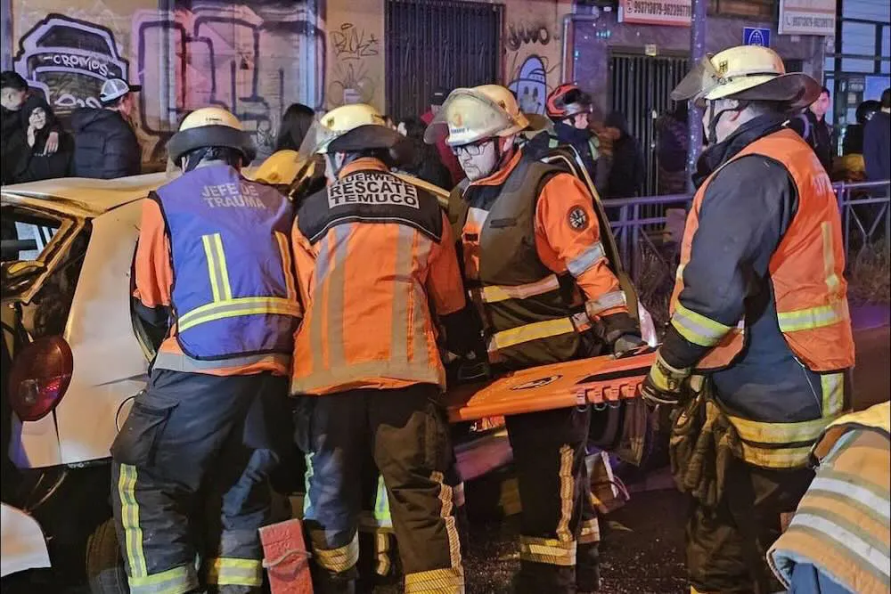 Rescate de bebe y mujer en accidente de av Caupolican