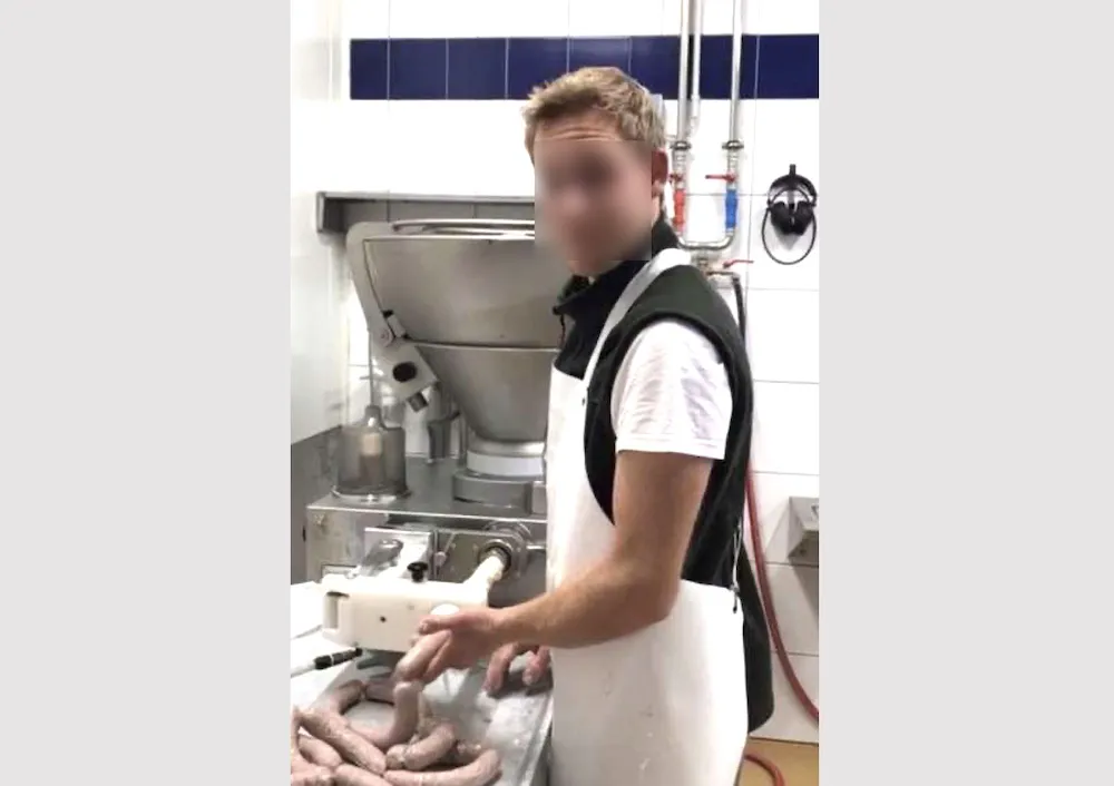 Austriaco fabricando longanizas en Villarrica