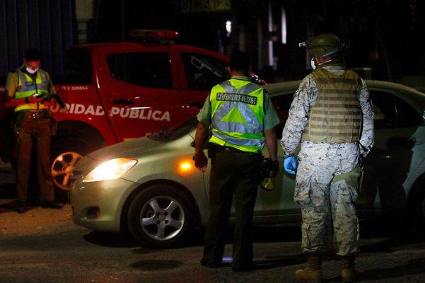 Operativo policial durante toque de queda.