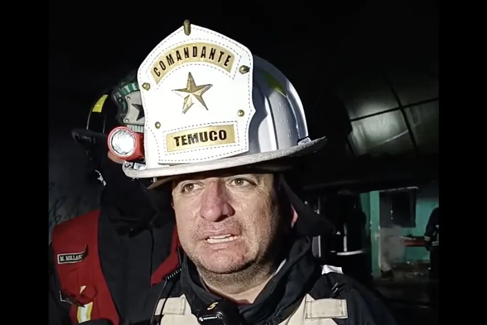 Bomberos rescata 18 menores de incendio en hogar de Temuco