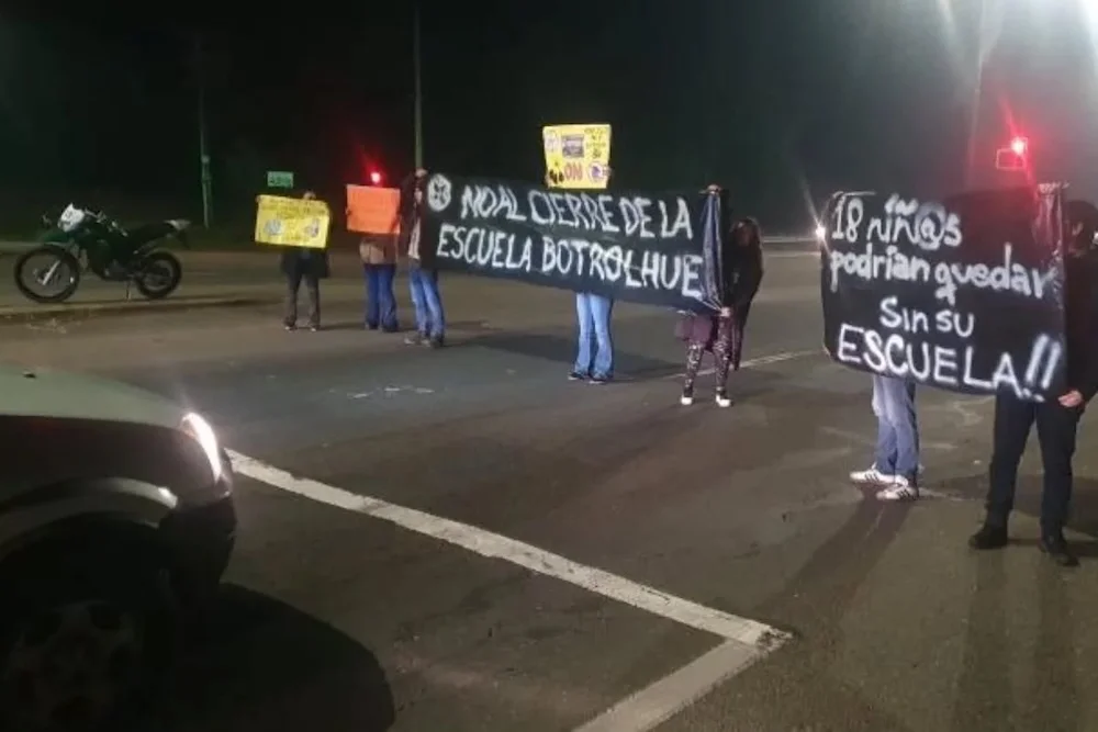 Apoderados cortan el transito y se manifiestan por cierre de escuela Botrolhue