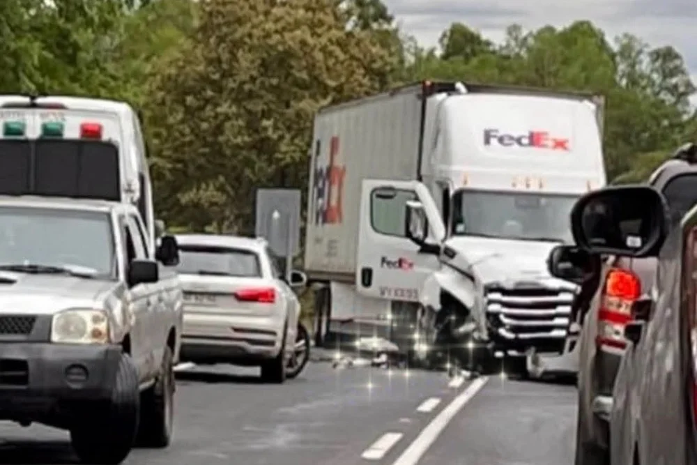Choque frontal camion FEDEX con vehiculo menor ruta Freire Villarrica