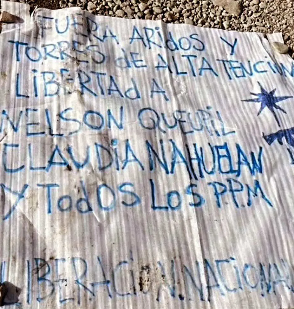 Lienzo reivindicatorio de atentado incendiario en Pillanlelbun