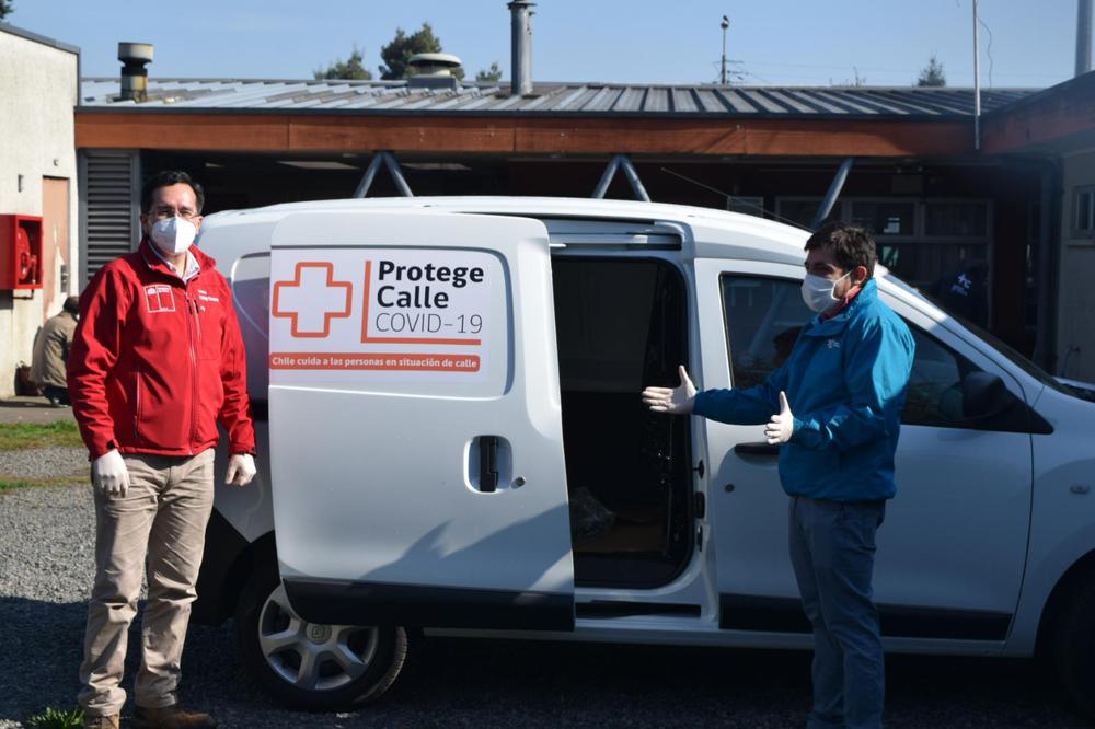 Donación de automóvil al Hogar de Cristo. 