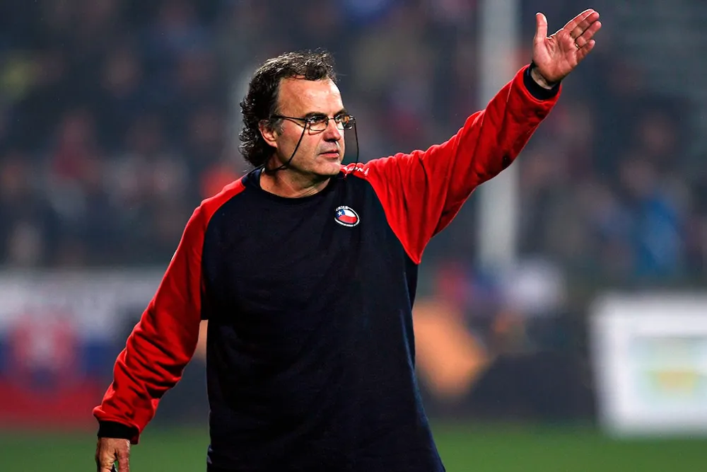 Marcelo Bielsa dirigiendo a La Roja