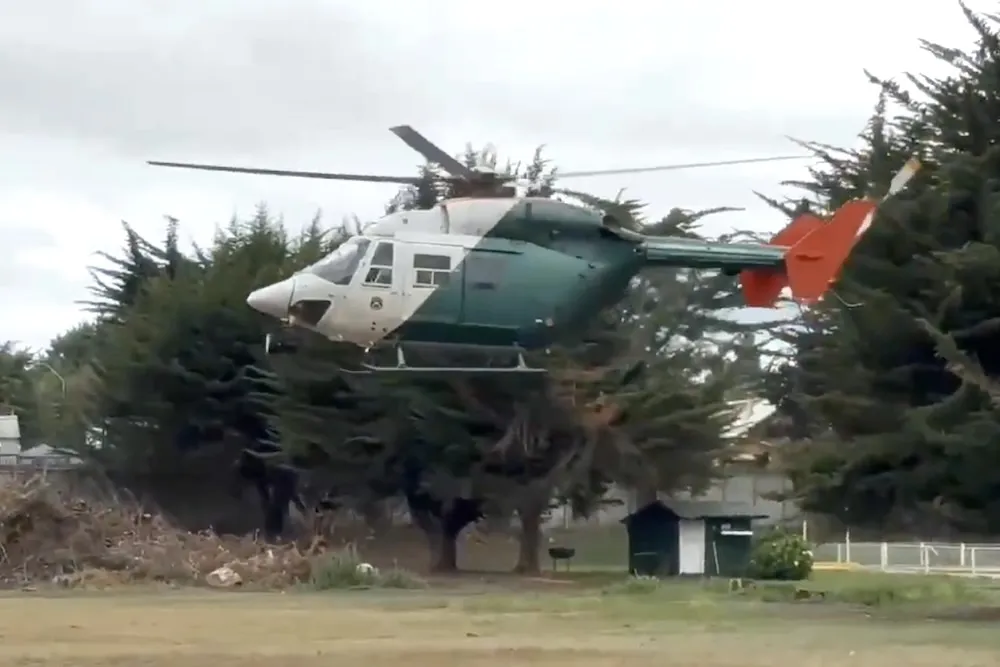 Helicoptero de Carabineros usado para buscar turistas