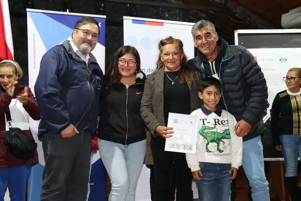Familia de Ernestina junto a Director Serviu