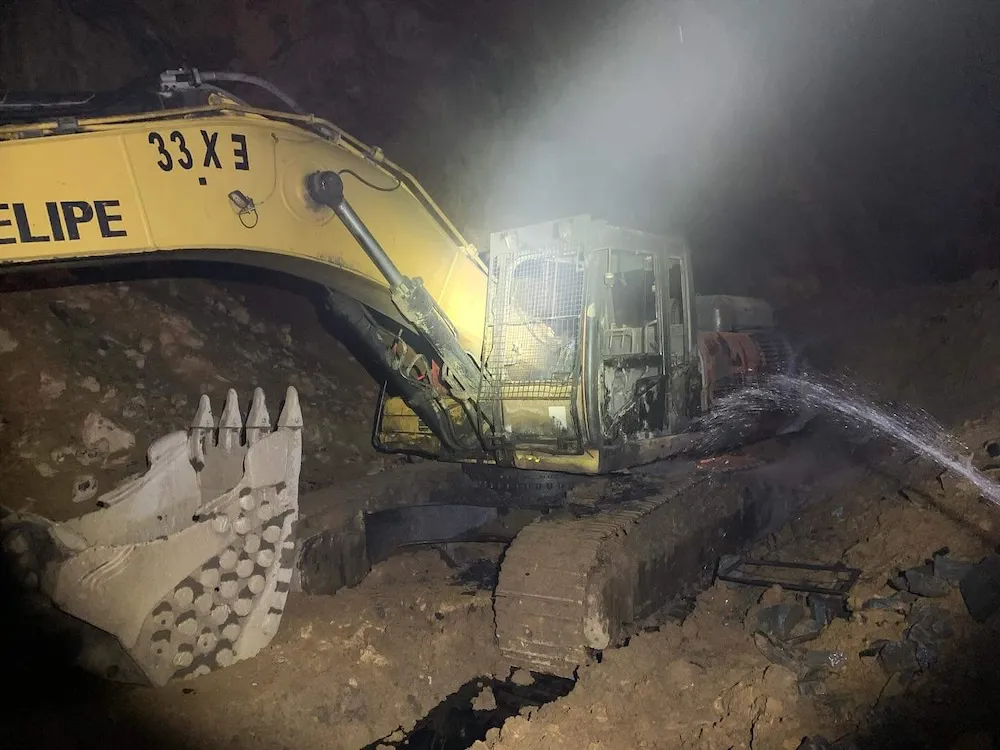 Excavadora quemada en fundo Miraflores - Lautaro