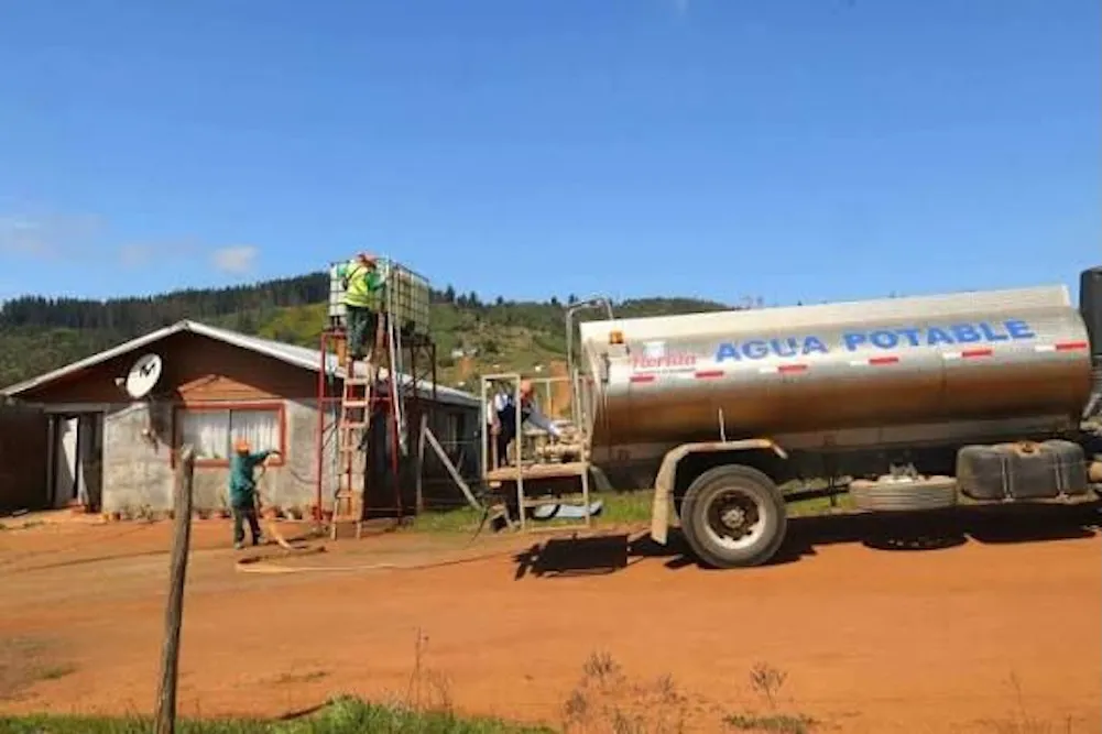 Entrega de agua con camiones aljibe