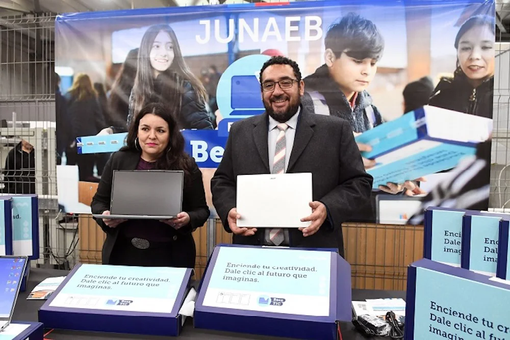 Entrega computadores Junaeb - Gobierno exPresidente Gabriel Boric