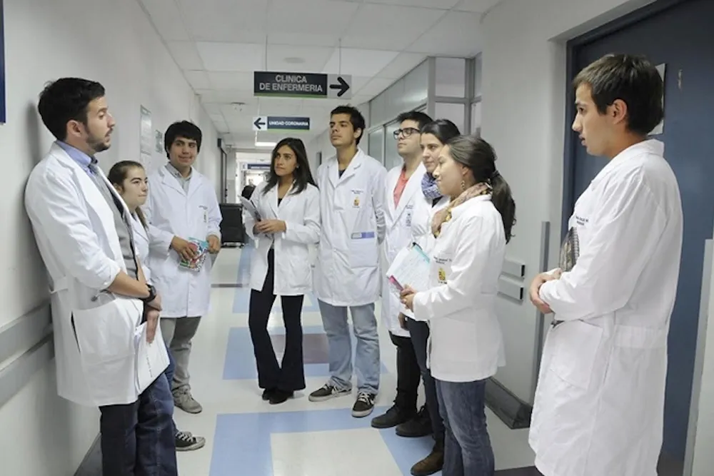 Formacion de medicos - fotografia referencial